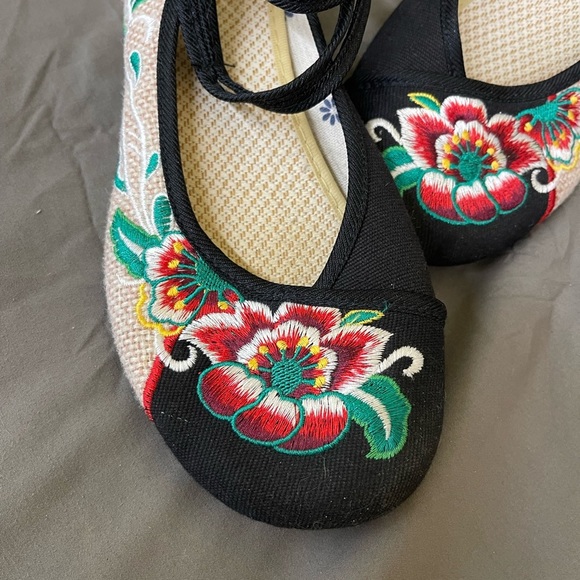 Unique Embroidered Chinese Sandals size 9 - Picture 2 of 6